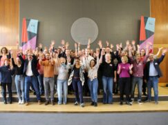 Gruppenfoto von NFDI4Culture und der Community, auf dem alle jubeln